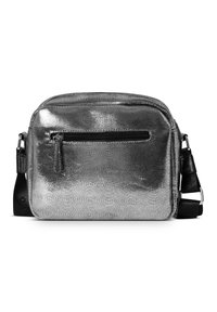 Borsa a tracolla in argento metallico con superficie testurizzata, tasca frontale con zip e tracolla regolabile. Presenta una forma rettangolare elegante.