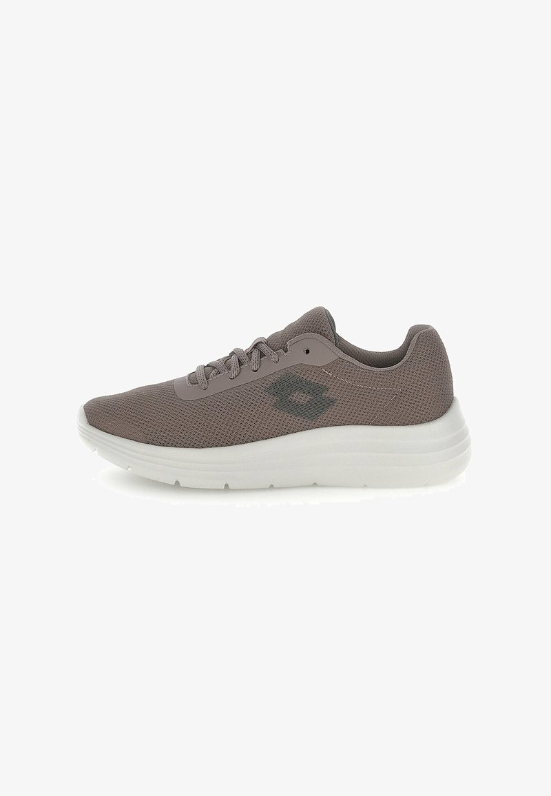 Chaussure de course en maille grise avec lacets, dotée d'une tige texturée, d'une semelle blanche rembourrée et d'un logo discret sur le côté.