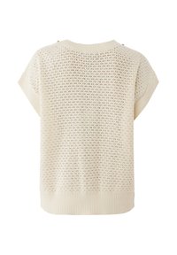 Helles beige gestricktes Oberteil mit kurzen Ärmeln, das ein strukturiertes Muster und einen gerippten Saum aufweist. Knopfakzente am Ausschnitt.