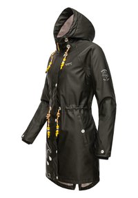 Manteau imperméable noir avec une capuche ajustable, des cordons de serrage avec des perles jaunes et à motifs, des boutons pression et des poches latérales.