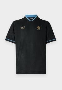 Melna īss piedurkņu jersey ar vertikālām pinstripe svītrām, gaiši zils apkakle un akcenti, priekšpusē zelta logotipi.