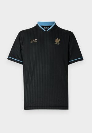 Czarna koszulka z krótkim rękawem z pionowymi prążkami, jasnoniebieskim kołnierzem i akcentami, z złotymi logo z przodu.