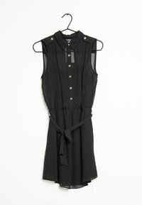 Schwarzes ärmelloses Kleid mit Kragen, Knopfleiste und elastischem Taillenbund, ausgestattet mit einem gebundenen Gürtel und einem fließenden Saum.