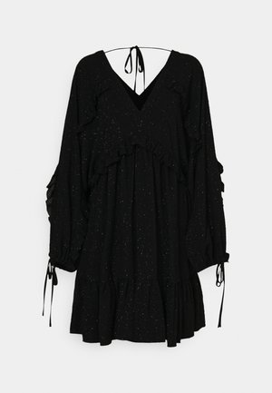 Čierne dlhé rukávy šaty s výstrihom do V, volánovými vrstvami, detailom na viazanie vzadu a jemnou trblietavou textúrou. Voľný strih, zGatherované v páse.