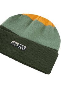 Gorro de punto en secciones verde, verde claro y naranja. Presenta un dobladillo enrollado con una etiqueta de logo bordada en blanco y negro.