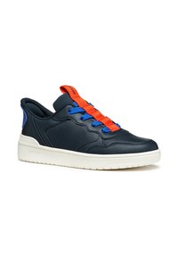 Baskets bleu marine avec des lacets rouges et bleus, présentant une semelle blanche et un design sportif, mettant en valeur le logo de la marque Geox sur le côté.