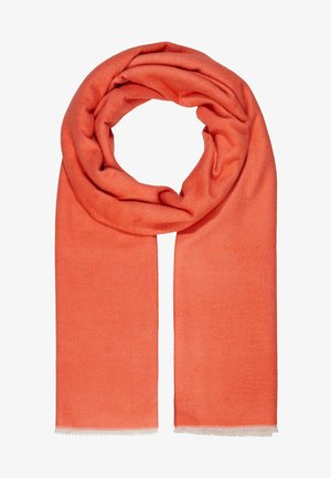 Écharpe orange corail douce avec une texture lisse, pliée librement en forme circulaire, avec des bords légèrement effilochés sur un fond blanc.