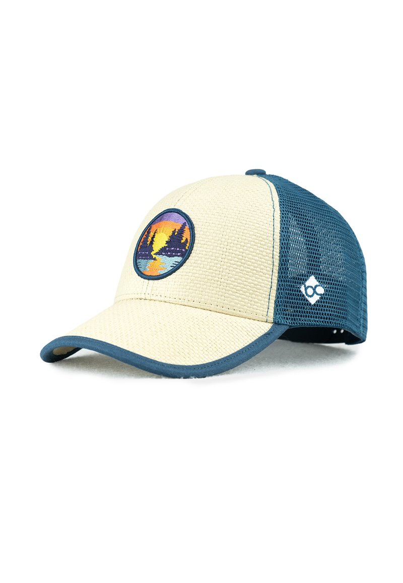 Trucker-Hut mit einem hellbraunen Frontpanel mit strukturierter Oberfläche, blauen Netzseiten und einem runden gestickten Design mit einem Sonnenuntergang und Bäumen.