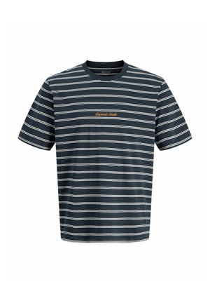 Tmavomodré tričko s krátkym rukávom, s bielymi vodorovnými pruhmi a oranžovým nápisom "Originals Studio" na prsiach, s okrúhlym výstrihom.