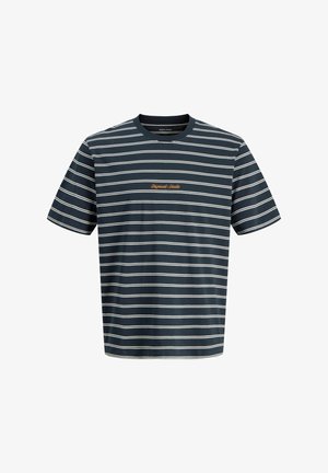 Mørkeblå T-skjorte med korte ermer, hvite horisontale striper og oransje "Originals Studio"-tekst på brystet, rund hals.