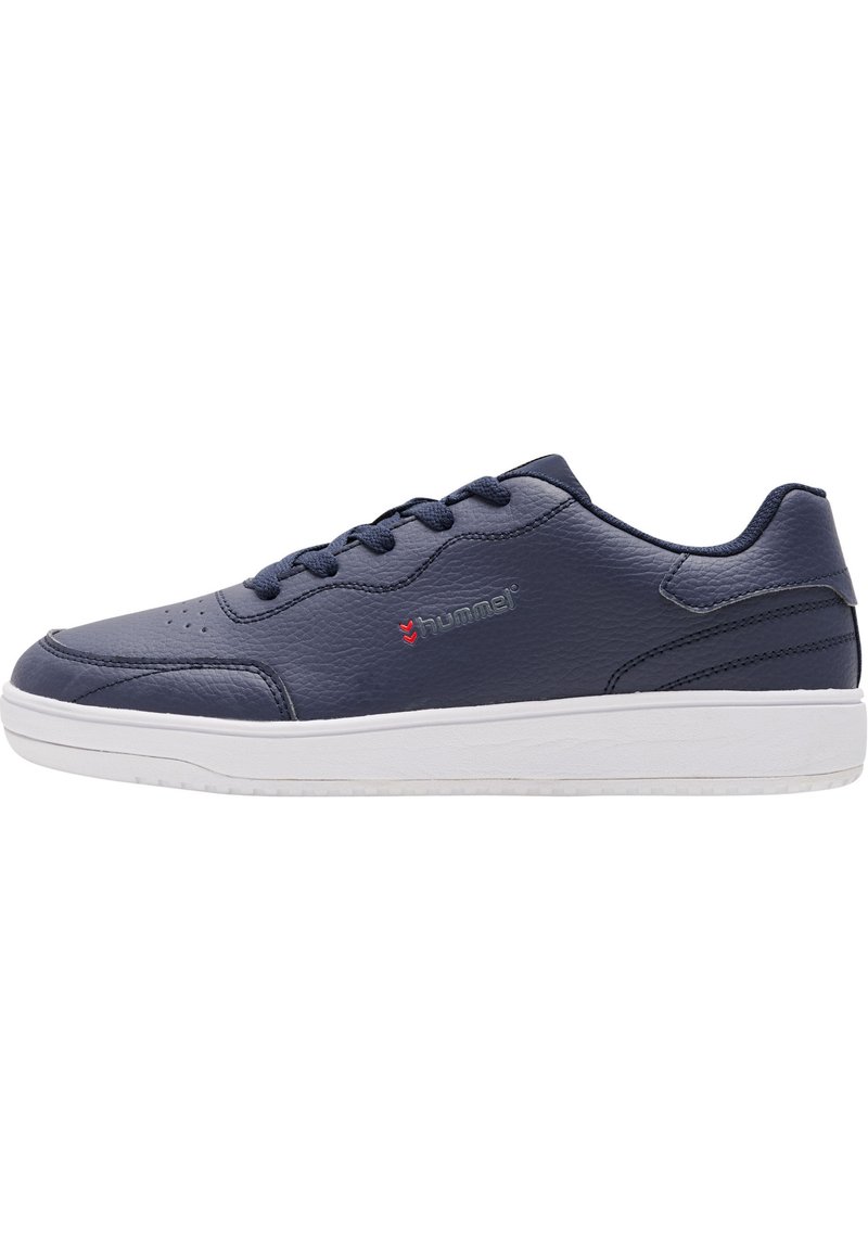 Tengerészkék bőr sneaker, texturált felülettel, fehér gumitalppal, hat szemlyukkal és egy kis piros logóval az oldalon. Klasszikus alacsony szárú dizájn.