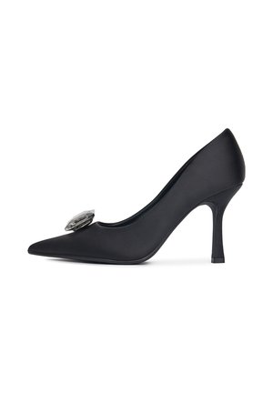 Pantofii cu toc înalt din satin negru, cu vârf ascuțit, prezintă un accent decorativ mare din cristal pe partea superioară și un toc subțire de tip stiletto.