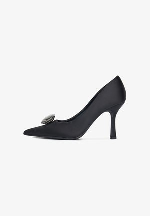 Pantofii cu toc înalt din satin negru, cu vârf ascuțit, prezintă un accent decorativ mare din cristal pe partea superioară și un toc subțire de tip stiletto.