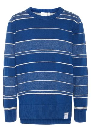 Blå crewneck-trøje med vandrette hvide og lyseblå striber samt ribbede manchetter og kant.