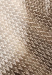 Tissu texturé présentant un motif en 3D de diamant répétitif dans des teintes de beige, créant un effet de dégradé subtil avec une texture lisse.