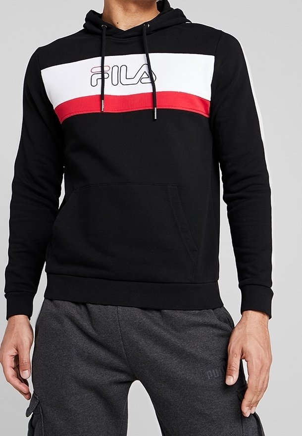 Sudadera negra con franjas horizontales blancas y rojas, con el logo de 'FILA' en el centro. Incluye bolsillo canguro y capucha con cordón ajustable.