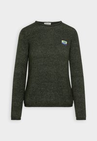 Ciemnozielony dzianinowy sweter z długimi rękawami i okrągłym dekoltem. Na lewej piersi znajduje się mała, kolorowa naszywka z haftem.