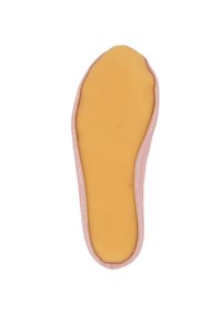 Rosa Stoffschlappen-Innensohle mit einer gepolsterten, gelben Schaumstoffsohle und einem schmalen, rosa Textilrand. Glatte Oberfläche, abgerundete Form.