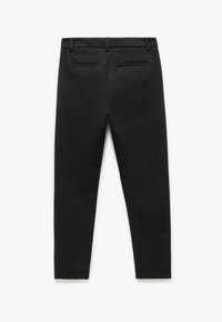 Schwarze, schmal zulaufende Hosen mit glatter Textur, die einen Taillenbund, zwei Gesäßtaschen und dezenten Falten aufweisen.