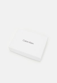 Calvin Klein MUST TRIFOLD ZIP - Maks - lion