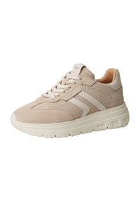 Chaussure de sport beige en daim texturé avec des accents lisses, dotée d'une semelle coussinée et de lacets et rayures de couleur claire contrastante.
