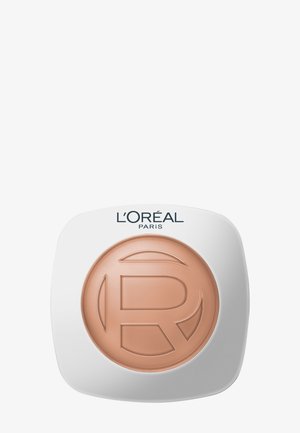 Produit de maquillage en poudre compacte avec poudre beige pressée embossée d’un « R » stylisé à l’intérieur d’un boîtier carré blanc, logo L’Oréal Paris au-dessus.