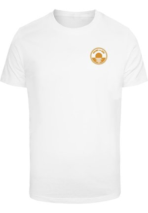 Hvid bomulds t-shirt med et rundt guld logo med teksten "Nyd Solen" og et solnedgangsdesign på venstre brystområde. Korte ærmer.
