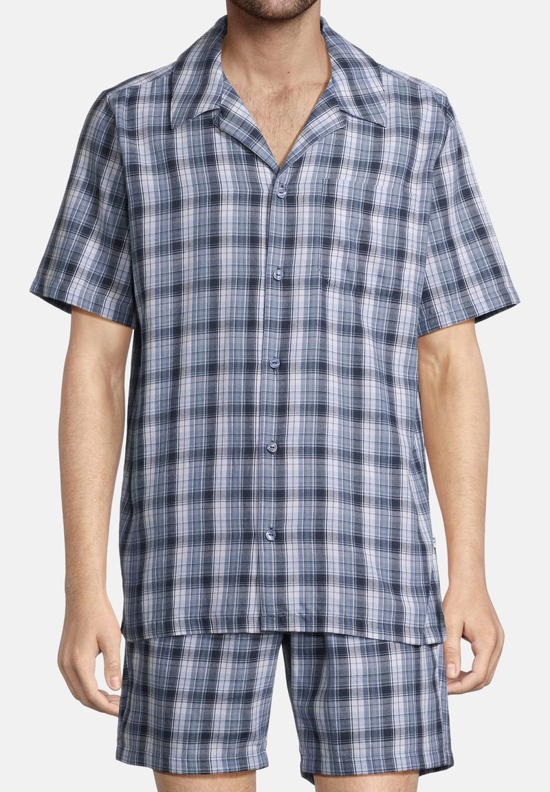 Pijamaset met korte mouwen in het blauw, grijs en wit. Bevat een knoopschalig shirt met kraag en bijpassende shorts met een zak.