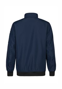 Marineblauwe bomberjack met een opstaande kraag, ribgebreide boorden en onderrand, een gladde textuur en zonder zichtbare hardware of patronen.