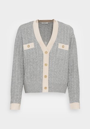 Cardigan grigio lavorato a maglia con motivo a trecce testurizzate, colletto e rifiniture delle tasche in crema a contrasto, bottoni dorati decorativi, lunghezza cropped.