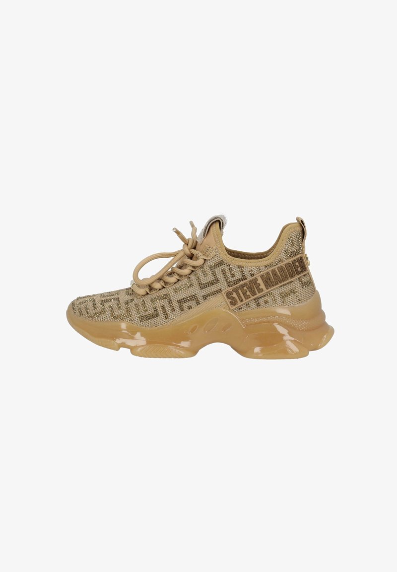 Baskets à lacets beige et marron clair à motif avec semelle épaisse brillante et logo "Steve Madden" sur le côté.