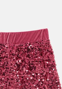 Calças cor-de-rosa com lantejoulas, apresentando uma cintura elástica suave e lantejoulas redondas densamente empilhadas que criam uma superfície texturizada e refletora.