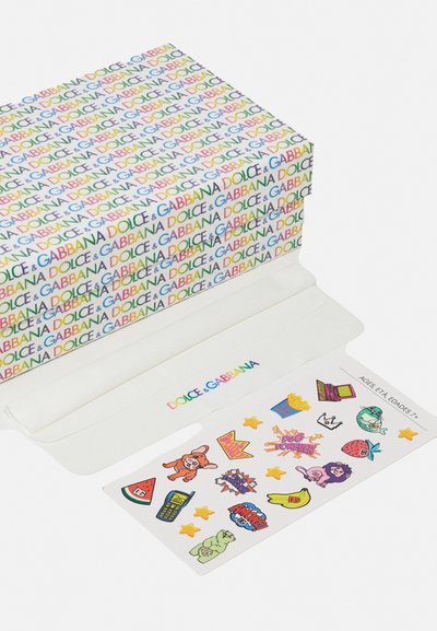 Caixa de presente colorida da Dolce & Gabbana com padrão repetitivo do logótipo. Inclui um conjunto de autocolantes com designs divertidos sobre um fundo branco.