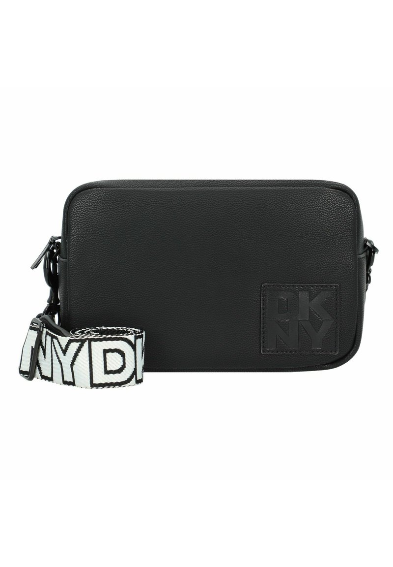 Borsa a tracolla in pelle nera con finitura a ciottoli e forma rettangolare. Presenta una tracolla brandizzata in bianco e nero con dettagli del logo.