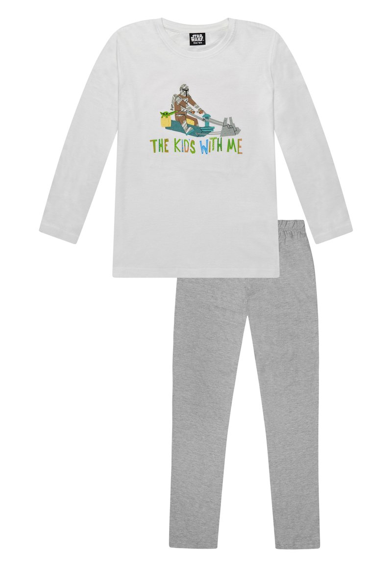 Chemise blanche à manches longues avec un graphisme et le texte "LES ENFANTS AVEC MOI", associée à un pantalon de pyjama gris. Matière en coton, coupe décontractée, design simple.