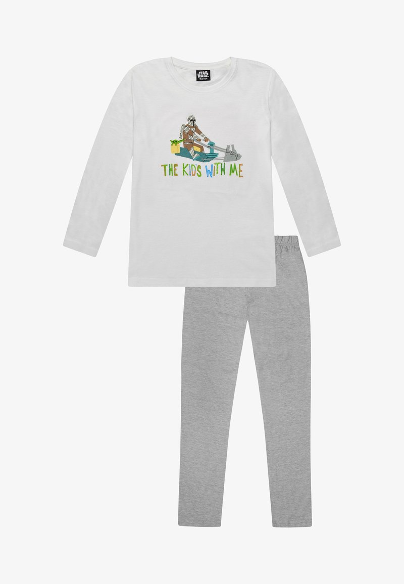 Chemise blanche à manches longues avec un graphisme et le texte "LES ENFANTS AVEC MOI", associée à un pantalon de pyjama gris. Matière en coton, coupe décontractée, design simple.