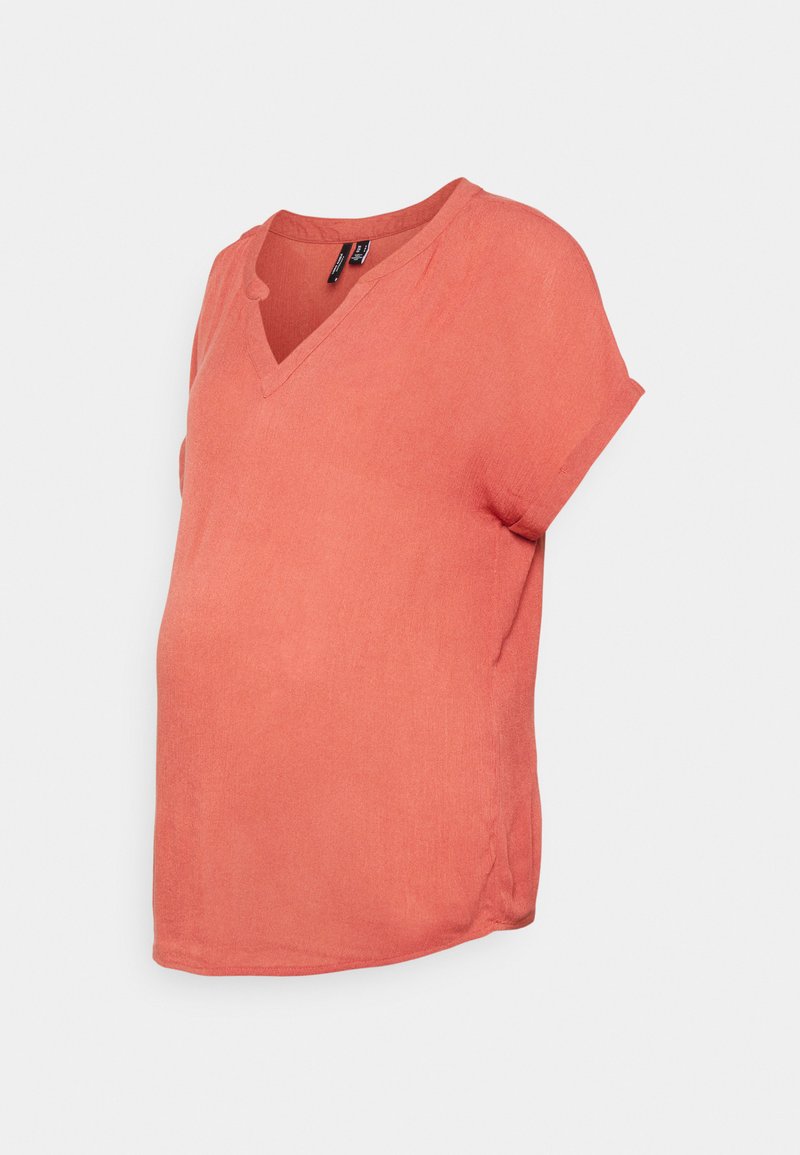 Top de maternidade em coral, de manga curta com decote em V, feito de um tecido leve. Apresenta um corte descontraído e uma textura suave.