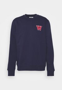Marinblå långärmad sweatshirt med rund hals och röd varsity-stil "W" emblem på vänster bröst.
