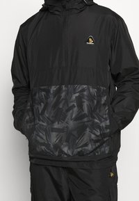 New Era Vindjacka - black