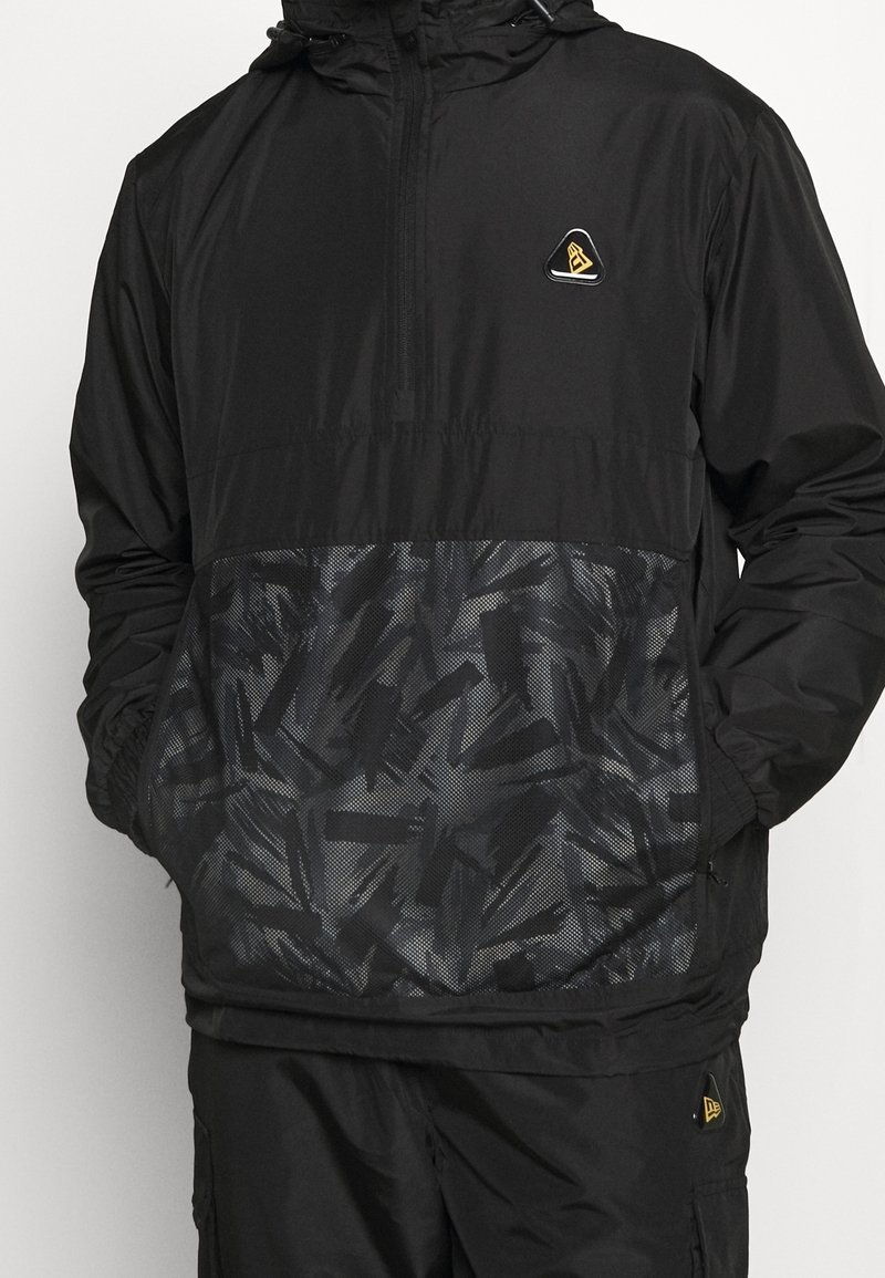 New Era Vindjacka - black