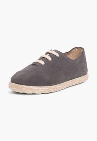 Scarpa in suede grigio con punta rotonda, chiusura con lacci e suola in juta intrecciata. Presenta una texture liscia e un design minimalista.