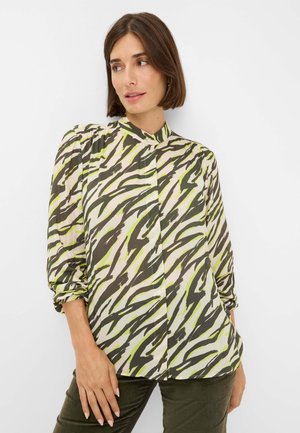 Lange mouwblouse van lichtgewicht stof met een groen en bruin zebrapatroon, voorzien van een hoge halslijn en geplooide mouwmanchetten.