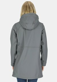 Giacca impermeabile grigia con cappuccio, caratterizzata da una texture liscia, maniche lunghe e un design di lunghezza media. Nessuna hardware o motivi visibili.