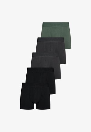 Fem par herreboxershorts i sort, mørkegrå og grøn, stablet diagonalt med elastiske linninger og forreste sømme.