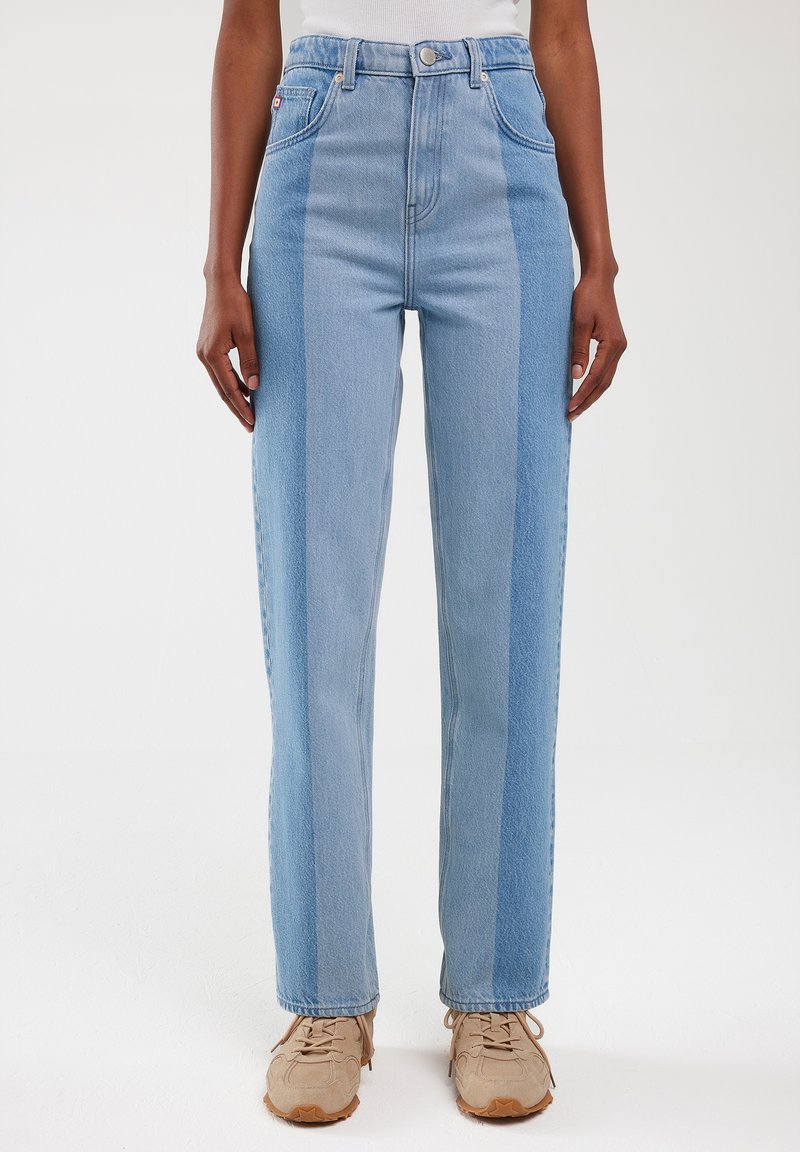 Lichtblauwe high-waisted jeans met een rechte pasvorm, voorzien van contrasterende zijkanten in verschillende tinten blauw en twee voorzakken.
