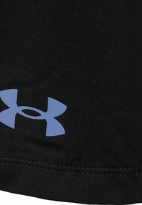 Pantalones cortos deportivos negros con un acabado texturizado. Presentan un logo de Under Armour en azul claro en la parte inferior izquierda. El dobladillo muestra una costura cuidada.