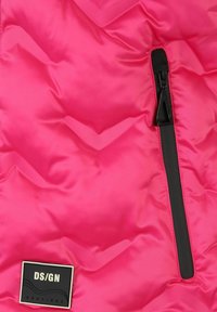 Rosa, wattierte Jacke mit diagonalem Chevron-Nähten, ausgestattet mit einer schwarzen Reißverschlusstasche und einem rechteckigen Markenlabel unten links.