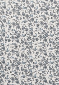 Bomuldsstof med et blomstermotiv og dyremotiv i marineblå og lyseblå på en hvid baggrund, med fine detaljer og tekstur.