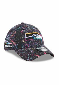 Schwarze Cap mit einem bunten Spritzmuster, einem gestickten Logo auf der Vorderseite und einem flachen Schirmdesign. Enthält ein Seitenetikett.