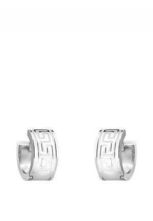 Srebrne kolczyki w kształcie obręczy z geometrycznym wzorem grawerowanym. Gładka powierzchnia o wypolerowanym wykończeniu i zaokrąglony kształt, z bezpiecznym zapięciem.